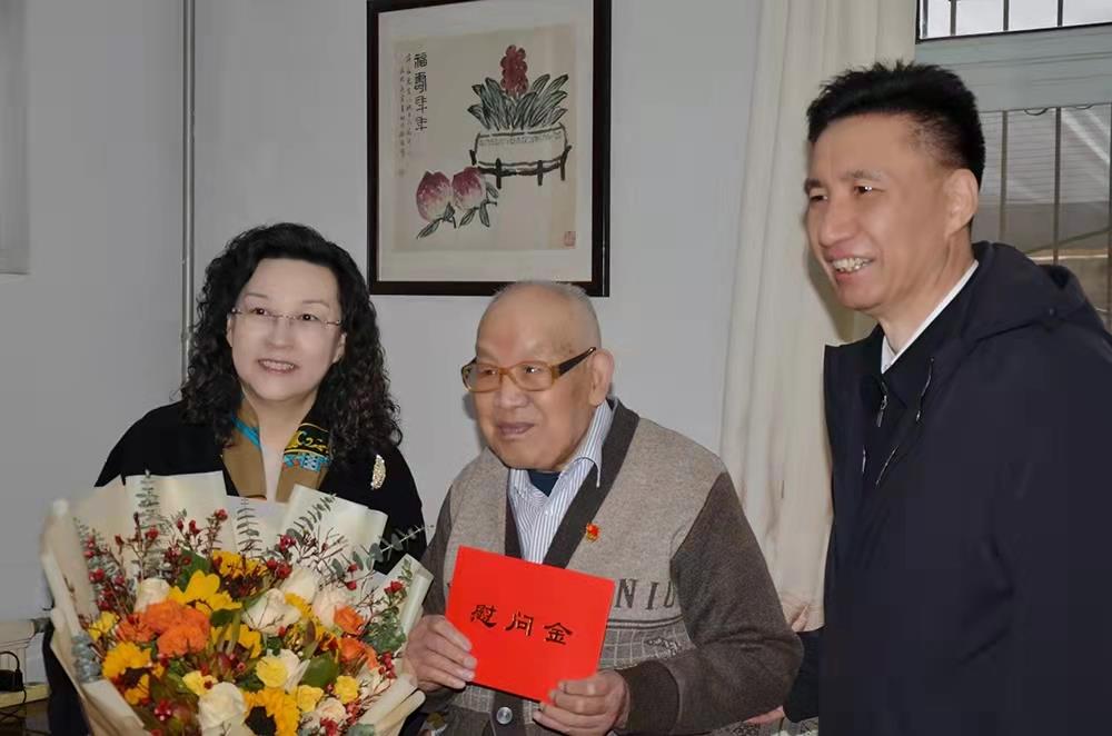 濟(jì)南產(chǎn)發(fā)集團(tuán)黨委副書記、總經(jīng)理黃蓓走訪慰問離休老干部、老黨員